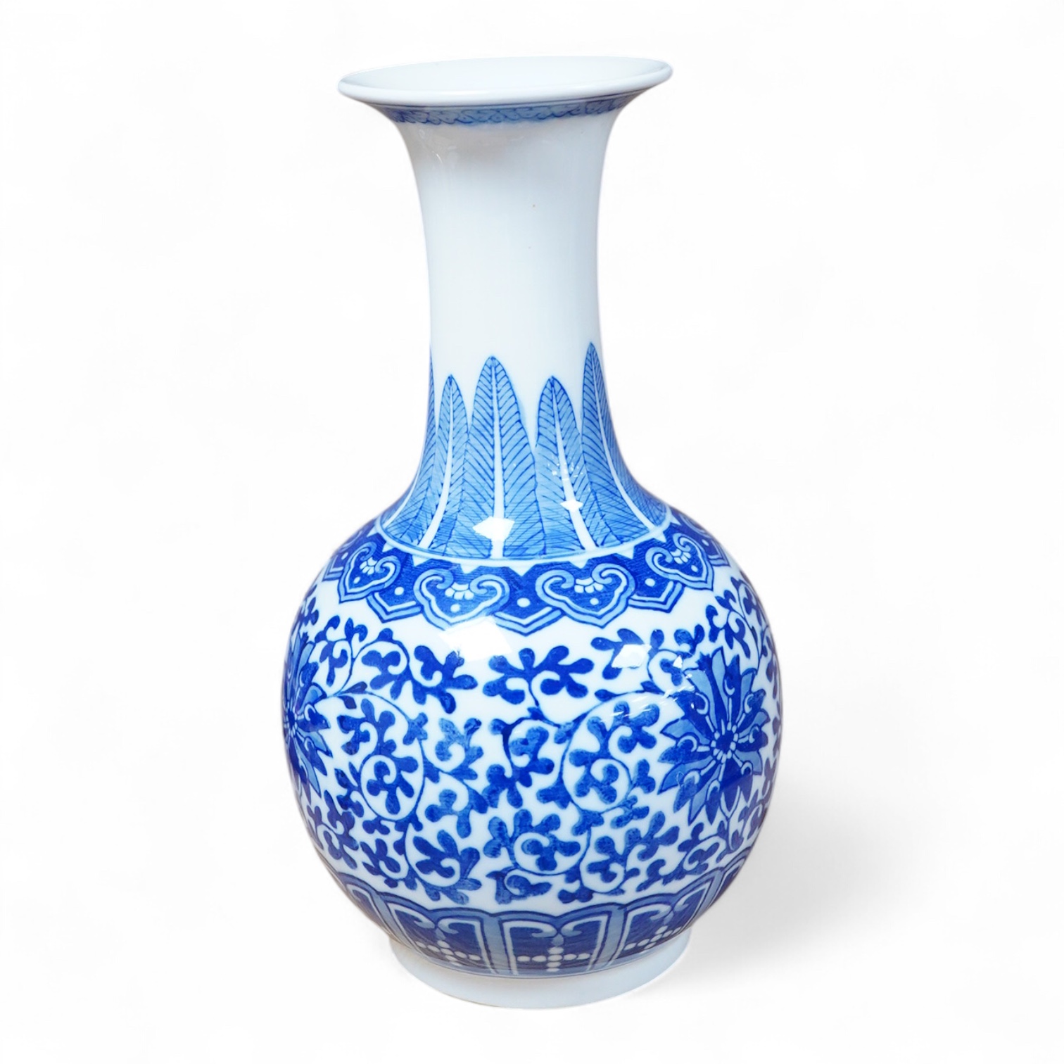A Chinese blue and white porcelain vase, 22cm high